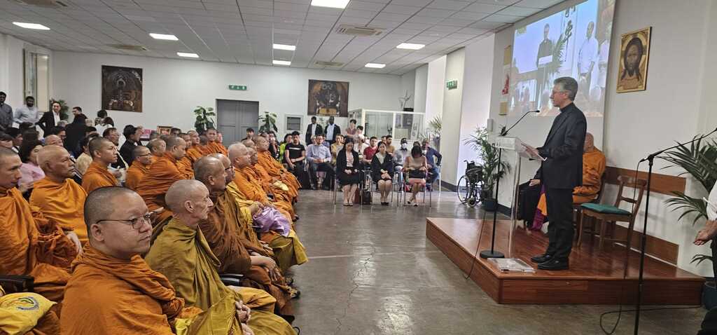 Una delegación de monjes budistas de Tailandia visita Sant’Egidio siguiendo la estela de la paz